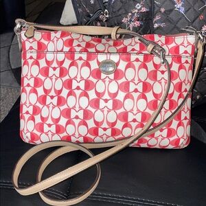 Coach Peyton Dream C East/Wedt Swingpack Red and Cream Crossbody Bag Era 2014 🌸🌼